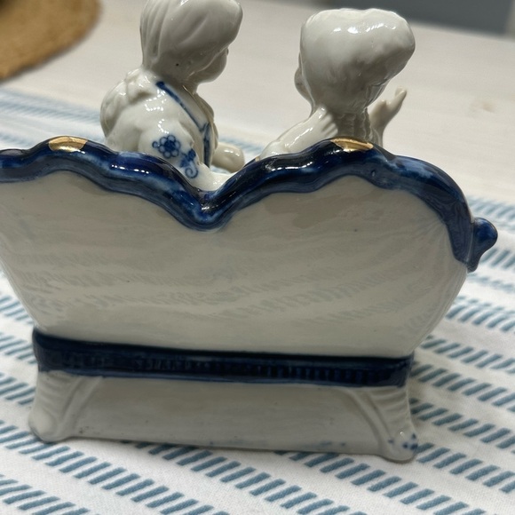 Rare Victorian Delft Blue Porcelain “Courting Couple” - Picture 5 of 8
